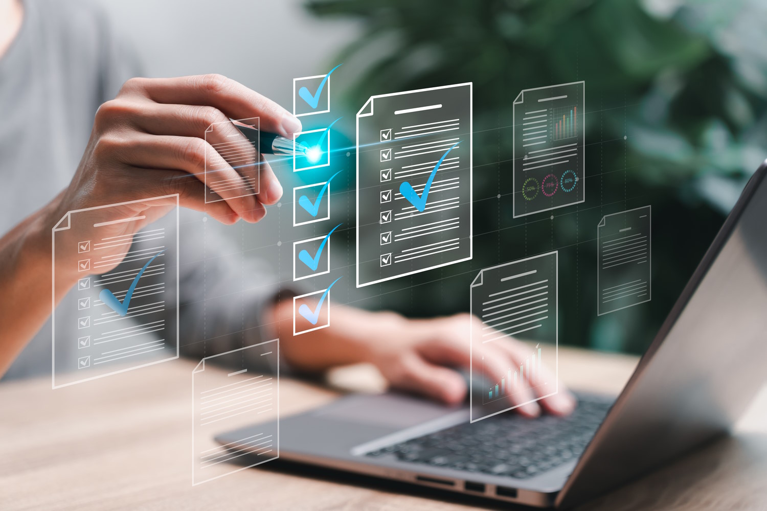persona automatizando tareas con un portatil